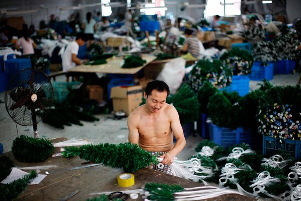 Μέσα στο κινεζικό χωριό που κατασκευάζει τα χριστουγεννιάτικα στολίδια