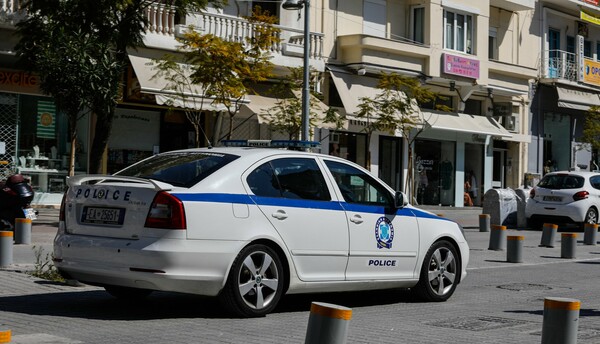 Περιπολικό διώχνει κόσμο από το πάρκινγκ του ΟΑΚΑ - Το μήνυμα για τον κορωνοϊό