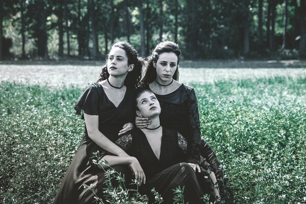 Ο Τσέζαρις Γκραουζίνις ανεβάζει στο ΚΘΒΕ τις «Τρεις Αδερφές», το πιο ανελέητο έργο του Τσέχοφ