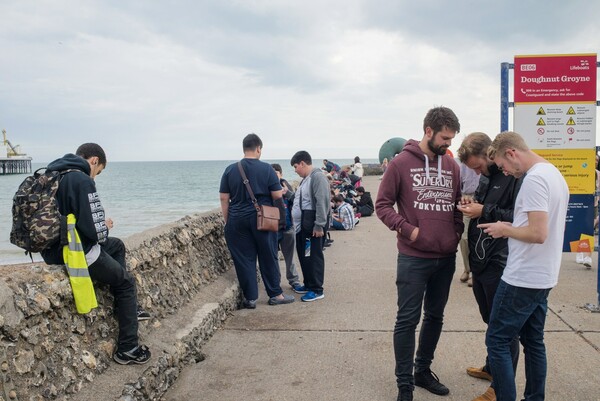 «Υπνωτισμένοι από το μπλε φως της οθόνης»: Γνωστός φωτογράφος απεικονίζει την εξέλιξη του εθισμού στο κινητό