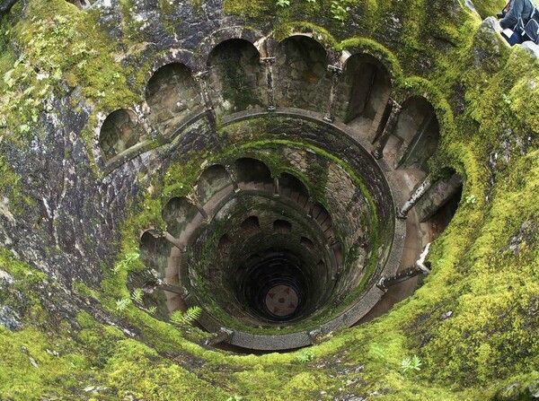 Ο «ανεστραμμένος πύργος» της Quinta da Regaleira: Ένα πηγάδι μύησης βγαλμένο από τους μύθους των Ναϊτών