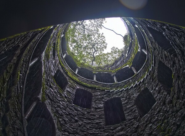 Ο «ανεστραμμένος πύργος» της Quinta da Regaleira: Ένα πηγάδι μύησης βγαλμένο από τους μύθους των Ναϊτών