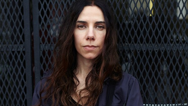 50 τραγούδια της σπουδαίας PJ Harvey που σήμερα κλείνει τα 50