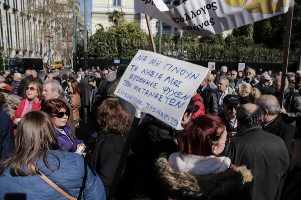 Συγκέντρωση για το μεταναστευτικό: Έδιωξαν Λαγό και Κασιδιάρη- «Έξω οι φασίστες»