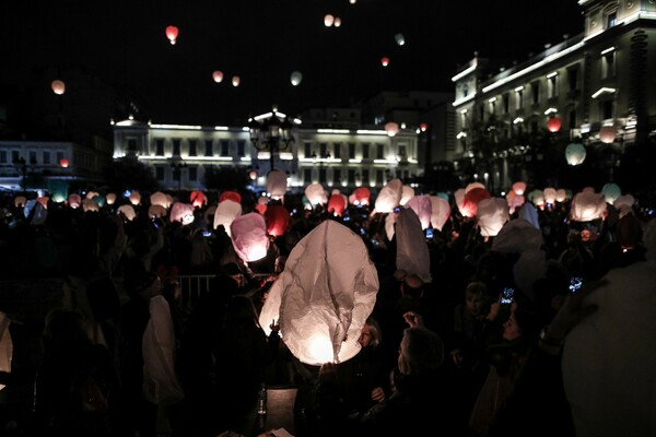 «Νύχτα των Ευχών»: Πολύχρωμα φαναράκια υψώθηκαν στον ουρανό της Αθήνας