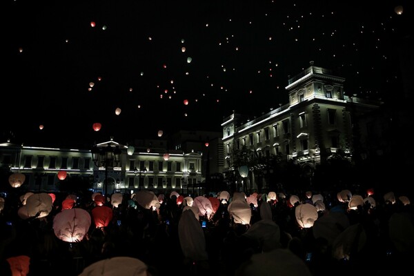 «Νύχτα των Ευχών»: Πολύχρωμα φαναράκια υψώθηκαν στον ουρανό της Αθήνας