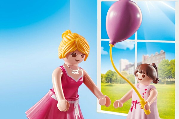 Playmobil play & give: Επιστρέφει για 8η χρονιά για να αναδείξει την αξία του νονού και της νονάς