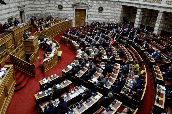 Βουλή: Εγκρίθηκε το ν/σ για την ψήφο των απόδημων Ελλήνων - Ιστορική πλειοψηφία με 288 «ναι»