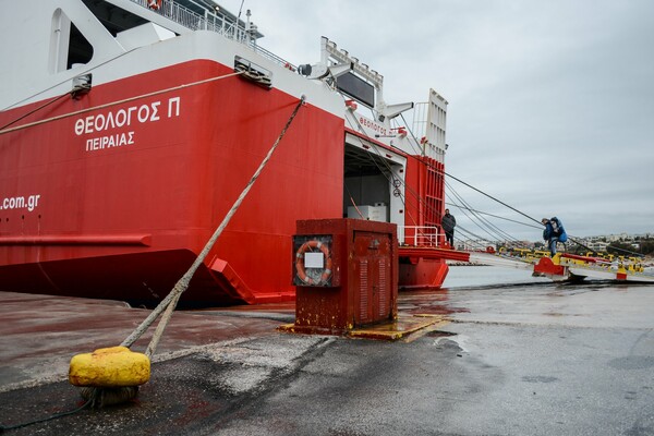 Κορωνοϊός: Ύποπτα συμπτώματα εμφάνισε εργαζόμενος σε πλοίο -Σε καραντίνα επιβάτες και πλήρωμα