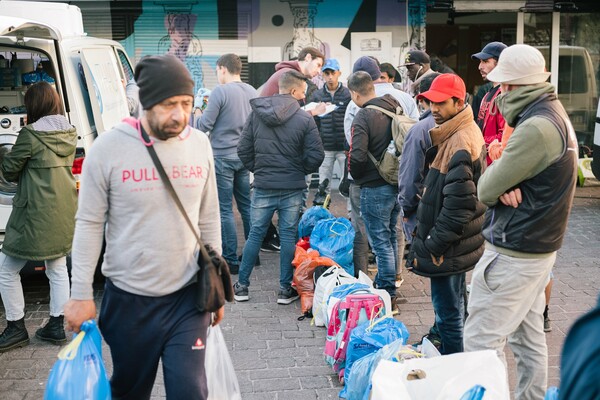 Δυο μέρες στα πλυντήρια αστέγων της Αθηνάς