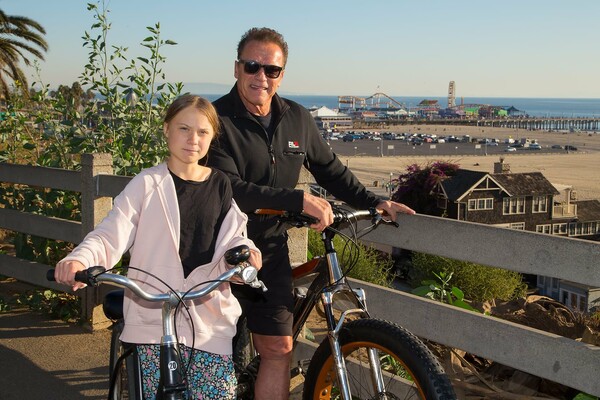 Ο Άρνολντ Σβαρτσενέγκερ έκανε ποδήλατο παρέα με τη «φίλη και ηρωίδα» Γκρέτα Τούνμπεργκ