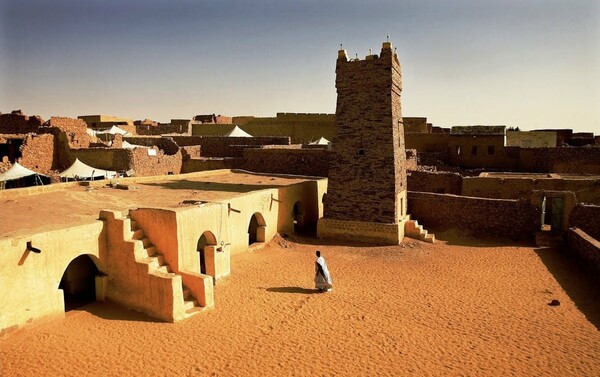 Μέσα στην πόλη των αρχαίων βιβλιοθηκών, στην άκρη της ερήμου