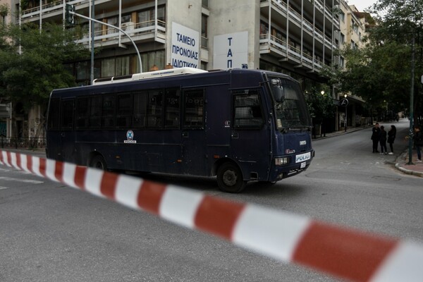 Έκλεισαν οι πύλες του Πολυτεχνείου - Η Αθήνα έχει μετατραπεί σε φρούριο για την πορεία