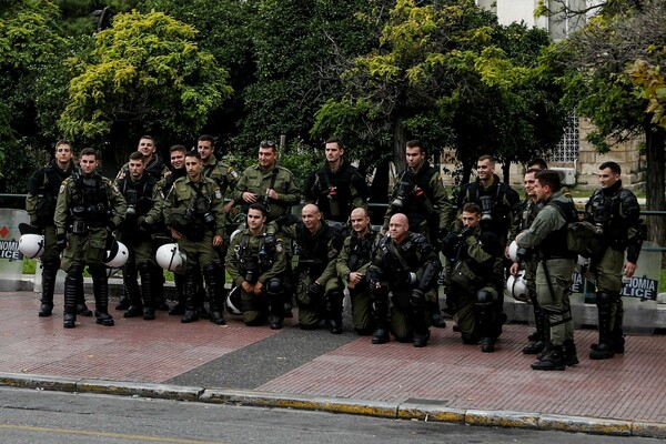 Έκλεισαν οι πύλες του Πολυτεχνείου - Η Αθήνα έχει μετατραπεί σε φρούριο για την πορεία