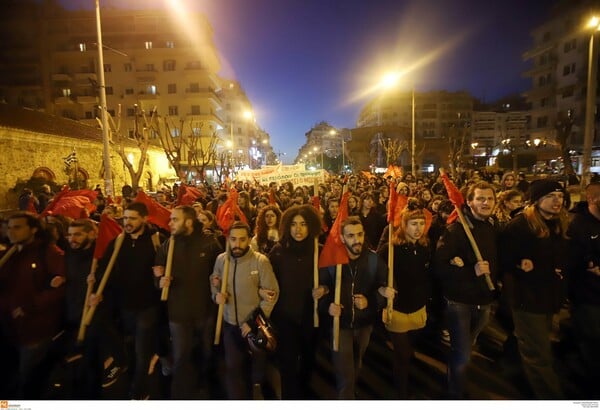 Πορεία αλληλεγγύης στους πρόσφυγες σε Αθήνα και Θεσσαλονίκη: «Ανοίξτε τα σύνορα»