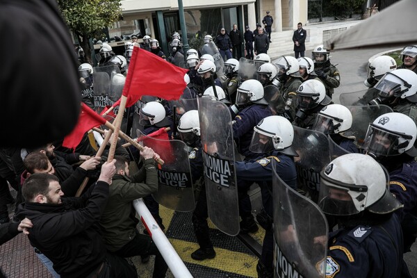 Σύνταγμα: Ένταση και χημικά στη φοιτητική πορεία