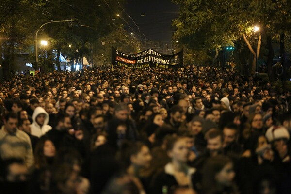 Επέτειος δολοφονίας Γρηγορόπουλου: Ξεκίνησε η πορεία - Χιλιάδες κόσμος - Αποκλεισμένο το κέντρο της Αθήνας