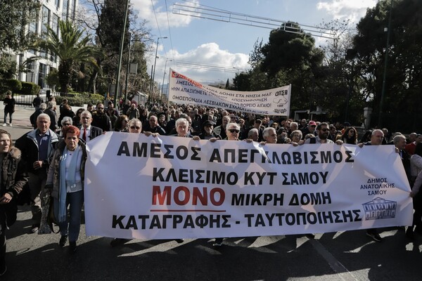 Συγκέντρωση για το μεταναστευτικό: Έδιωξαν Λαγό και Κασιδιάρη- «Έξω οι φασίστες»