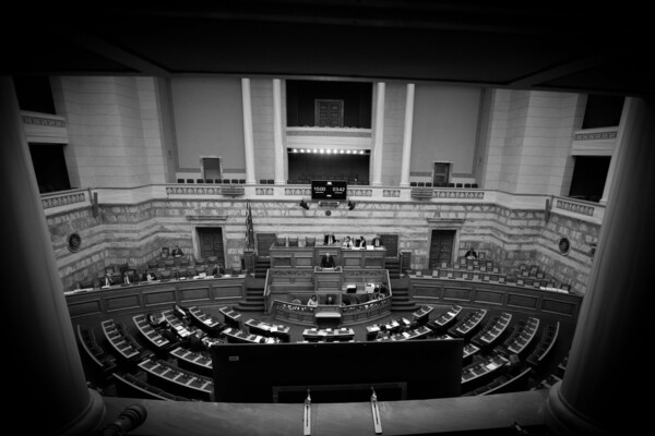 Vouliwatch: Η Επιτροπή Ελέγχου της Βουλής παρανομεί ― «Χάδι» σε βουλευτές για τις δηλώσεις περιουσιακής κατάστασης