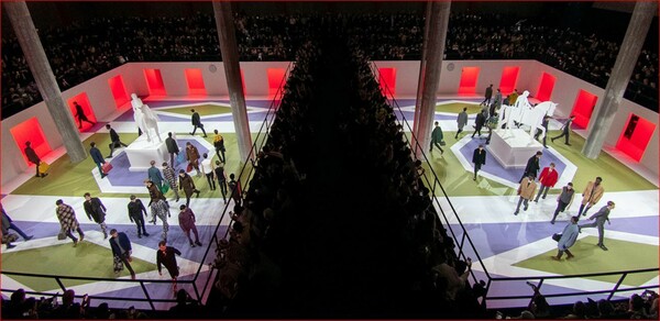 Πλατείες και περιπλανώμενα μοντέλα: To «ηδονοβλεπτικό» ντεφιλέ του οίκου Prada