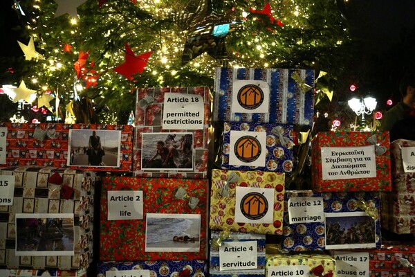 «Δεν είμαστε οι 3 μάγοι»: Πρόσφυγες άφησαν «δώρα» με τα ανθρώπινα δικαιώματα κάτω από το χριστουγεννιάτικο δέντρο στο Σύνταγμα