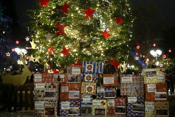 «Δεν είμαστε οι 3 μάγοι»: Πρόσφυγες άφησαν «δώρα» με τα ανθρώπινα δικαιώματα κάτω από το χριστουγεννιάτικο δέντρο στο Σύνταγμα