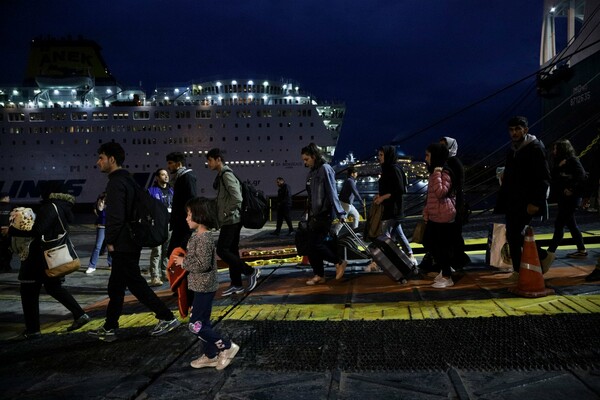 Στον Πειραιά 72 μετανάστες και πρόσφυγες από νησιά του Αιγαίου
