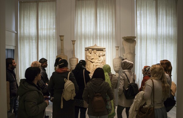 Γνωριμία με τον ελληνικό πολιτισμό: Πρόσφυγες επισκέπτονται το Μουσείο Μπενάκη