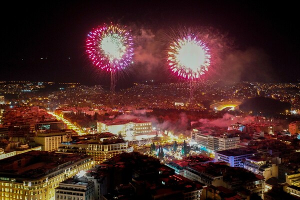 Η Αθήνα υποδέχτηκε το 2020 με ένα φαντασμαγορικό πάρτυ στο Σύνταγμα