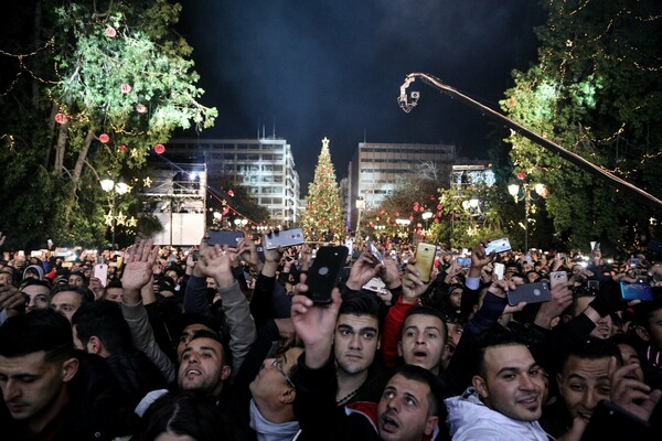 Η Αθήνα υποδέχτηκε το 2020 με ένα φαντασμαγορικό πάρτυ στο Σύνταγμα