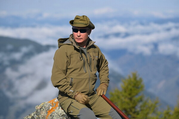 Ο Πούτιν είχε γενέθλια και έκανε φωτογράφιση στο δάσος μαζεύοντας μανιτάρια - Παρέα με τον υπουργό Άμυνας