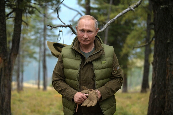 Ο Πούτιν είχε γενέθλια και έκανε φωτογράφιση στο δάσος μαζεύοντας μανιτάρια - Παρέα με τον υπουργό Άμυνας