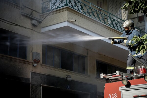 Αγία Παρασκευή: Μεγάλη φωτιά σε συνεργείο - Επιχείρηση της πυροσβεστικής