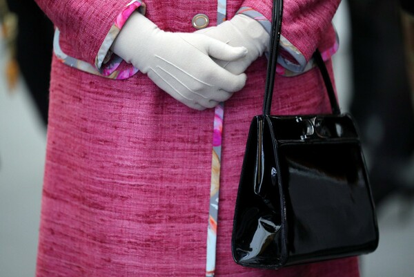 Τι μπορεί να κουβαλάει η βασίλισσα Ελισάβετ μέσα στην τσάντα της;