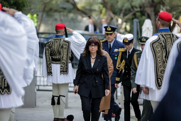 Στην τελετή έπαρσης της ελληνικής σημαίας στην Ακρόπολη η Σακελλαροπούλου