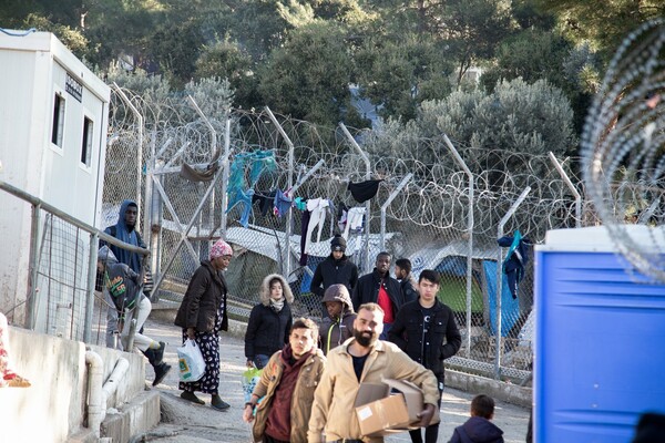 Μεταναστευτικό: Διαμαρτυρία στο ΥΠΕΣ για τις νέες κλειστές δομές στα νησιά