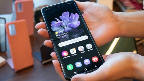 Galaxy Z Flip: H Samsung παρουσίασε το δεύτερο κινητό της με αναδιπλούμενη οθόνη