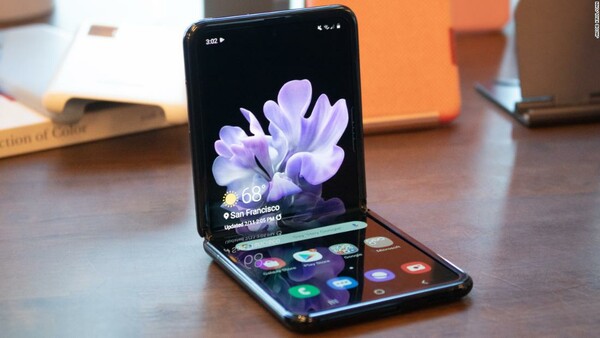 Galaxy Z Flip: H Samsung παρουσίασε το δεύτερο κινητό της με αναδιπλούμενη οθόνη