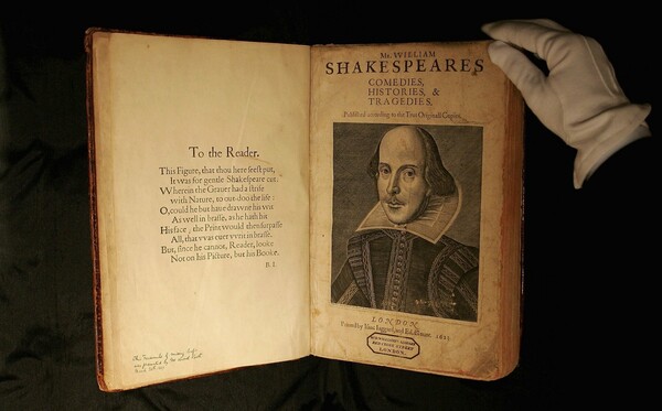 Σε δημοπρασία ένα από τα σπανιότερα βιβλία του Σαίξπηρ - Το πολύτιμο First Folio