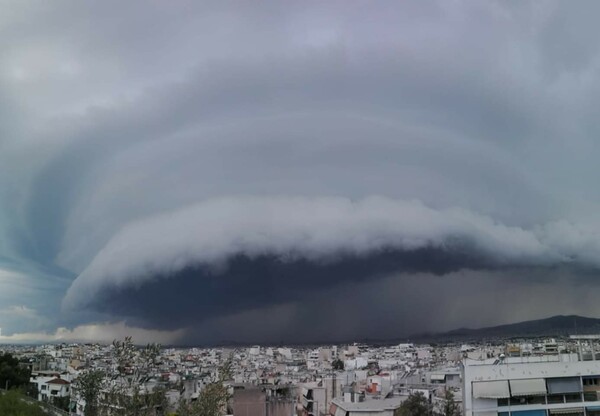 Shelf cloud: Τι είναι το εντυπωσιακό σύννεφο που κυριάρχησε σήμερα στον ουρανό της Αττικής