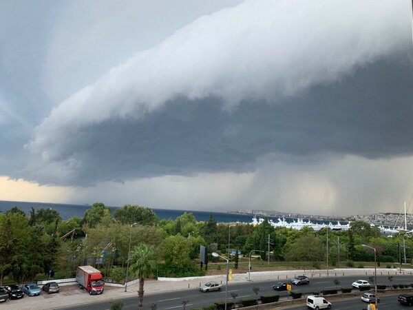 Shelf cloud: Τι είναι το εντυπωσιακό σύννεφο που κυριάρχησε σήμερα στον ουρανό της Αττικής