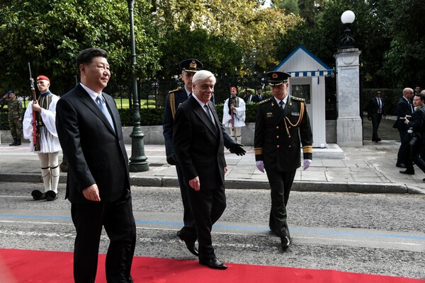 Στο Προεδρικό Μέγαρο ο Σι Τσιπίνγκ - Κατέθεσε πρώτα στεφάνι στο μνημείο του Άγνωστου Στρατιώτη