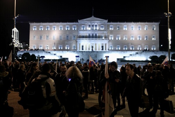 Συγκέντρωση κατά του προϋπολογισμού στο Σύνταγμα - Κομφούζιο στο κέντρο της Αθήνας