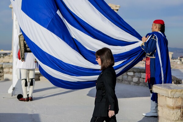 Στην τελετή έπαρσης της ελληνικής σημαίας στην Ακρόπολη η Σακελλαροπούλου