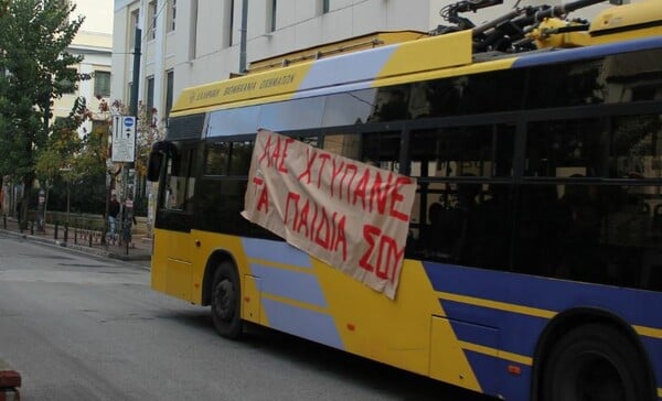 Προσαγωγή του γραμματέα σπουδάζουσας της Νεολαίας ΣΥΡΙΖΑ για πανό σε τρόλεϊ