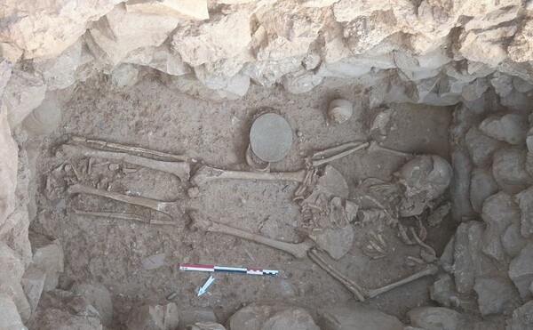 Σπάνιος τάφος με σκελετό γυναίκας και χρυσό περιδέραιο στην ανασκαφή Σίσι στο Λασίθι