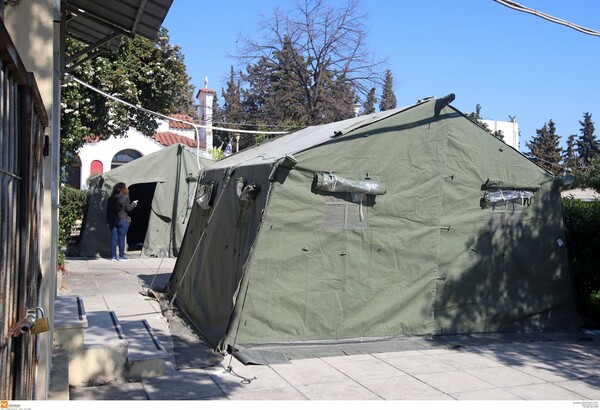Κορωνοϊός: Στρατιωτικές σκηνές έξω από νοσοκομείο της Θεσσαλονίκης - Για «ύποπτα» κρούσματα