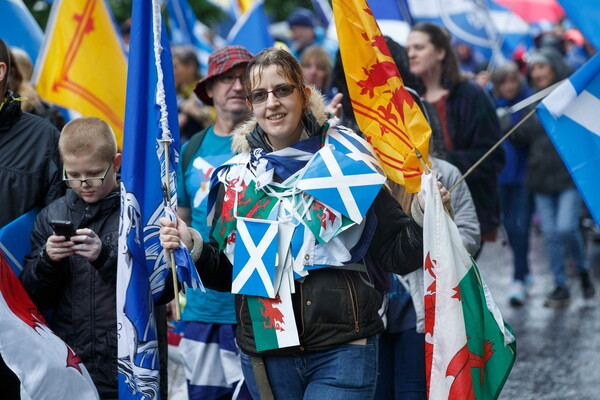 Εδιμβούργο: Χιλιάδες διαδηλωτές στους δρόμους υπέρ της ανεξαρτησίας της Σκωτίας