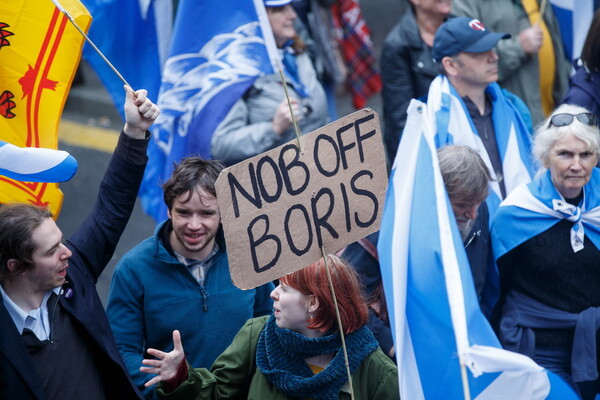 Εδιμβούργο: Χιλιάδες διαδηλωτές στους δρόμους υπέρ της ανεξαρτησίας της Σκωτίας