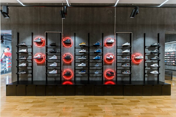 SLAMDUNΚ: Το 1ο αυθεντικό κατάστημα Basketball άνοιξε στην Ερμού παρουσία αθλητών και γνωστών Sneakerheads